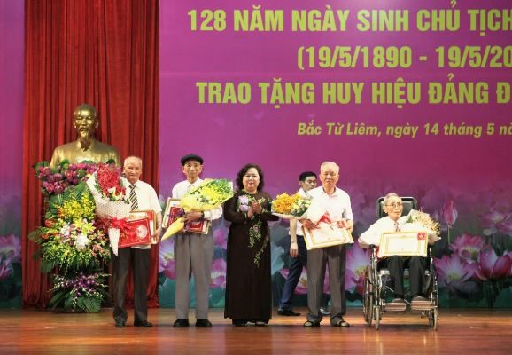 Chủ tịch HĐND TP dự trao tặng Huy hiệu đảng đợt 19/5 cho 214 đảng viên lão thành quận Bắc Từ Liêm